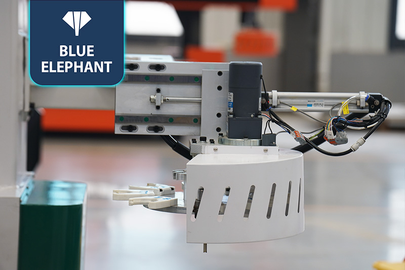 EW3动柱式五轴加工中间