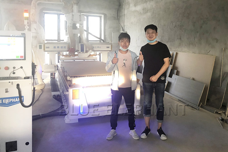 新疆伊犁XX家具厂订购板式家具出产线