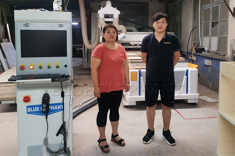 山东烟台XX家具厂订购板式家具出产线