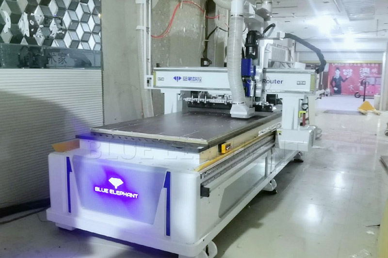 山东菏泽XX家具厂订购板式家具出产线装备